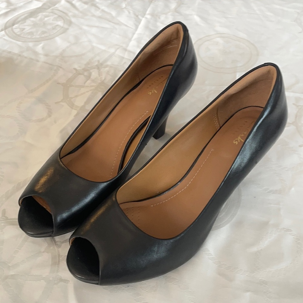 Clarks open toed black pumps!